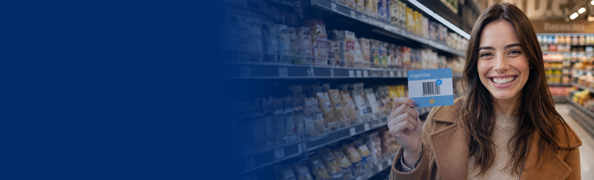 Persona mostrando un código de barras GS1 en el supermercado